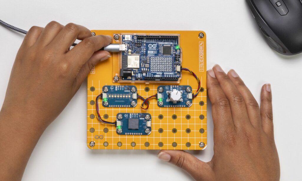 Arduino UNO Az R4-nek új Plug and Make Kit van