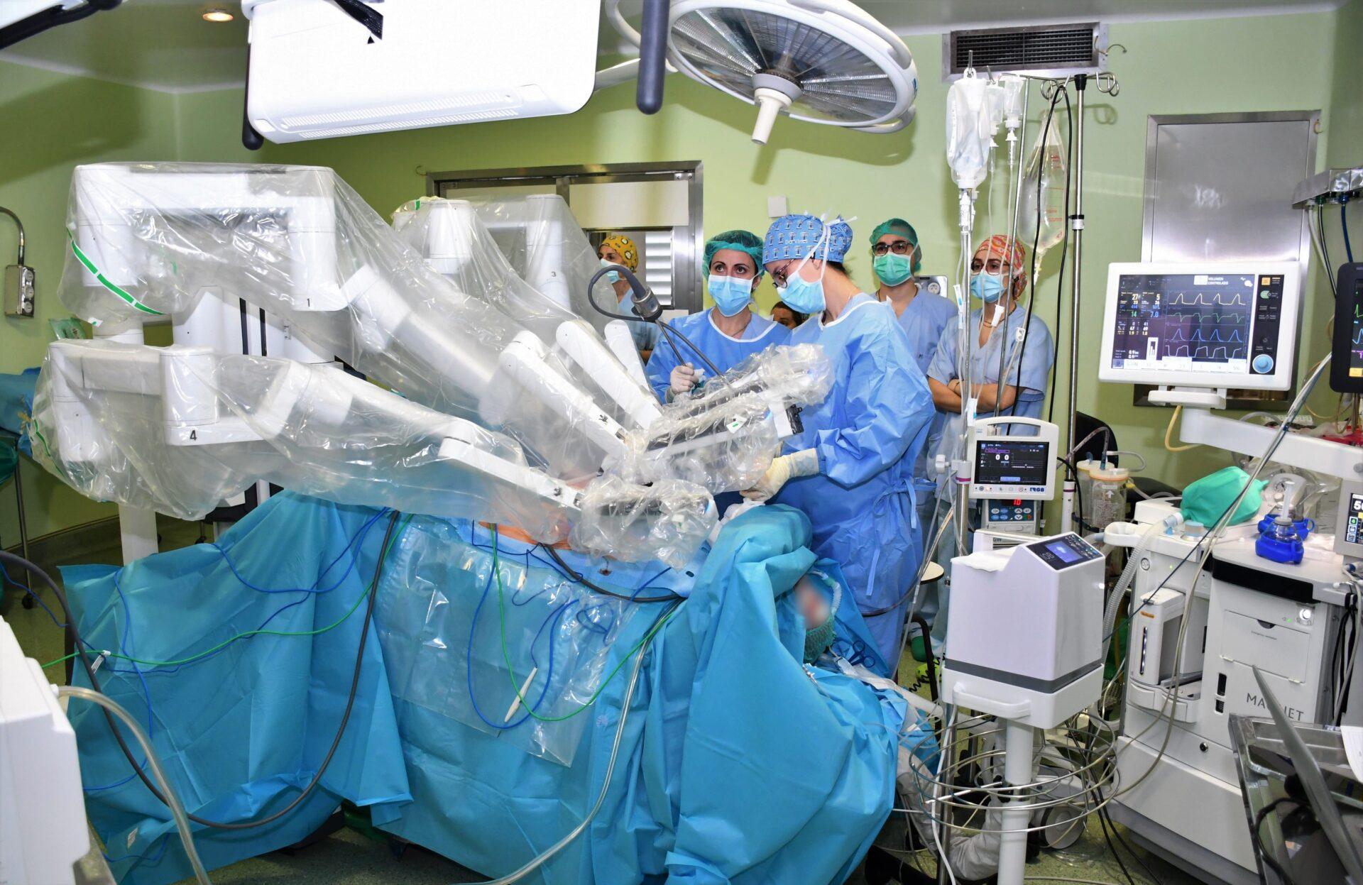 robot quirúrgico en hospital
