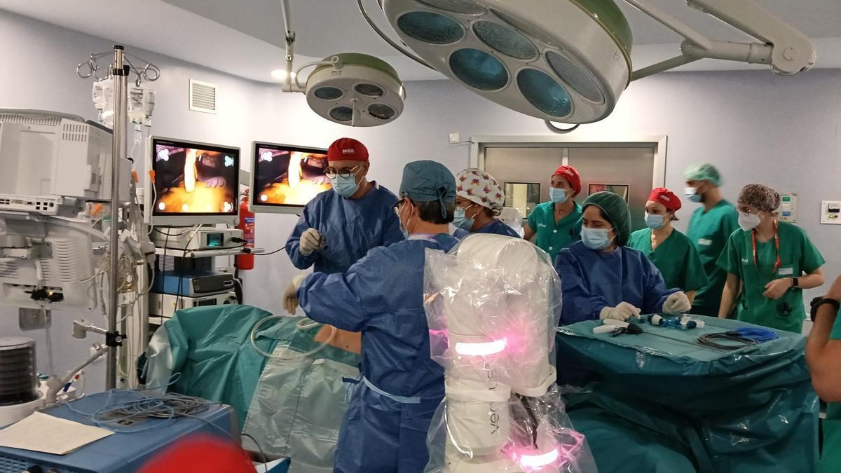 robot quirurgico en quirofano robot quirurgico en quirofano