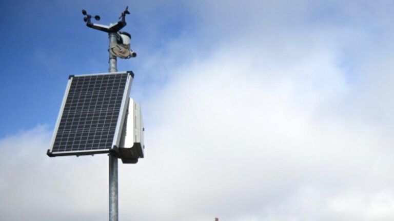 estaciones meteorológicas y sensores de temperatura en la calzada