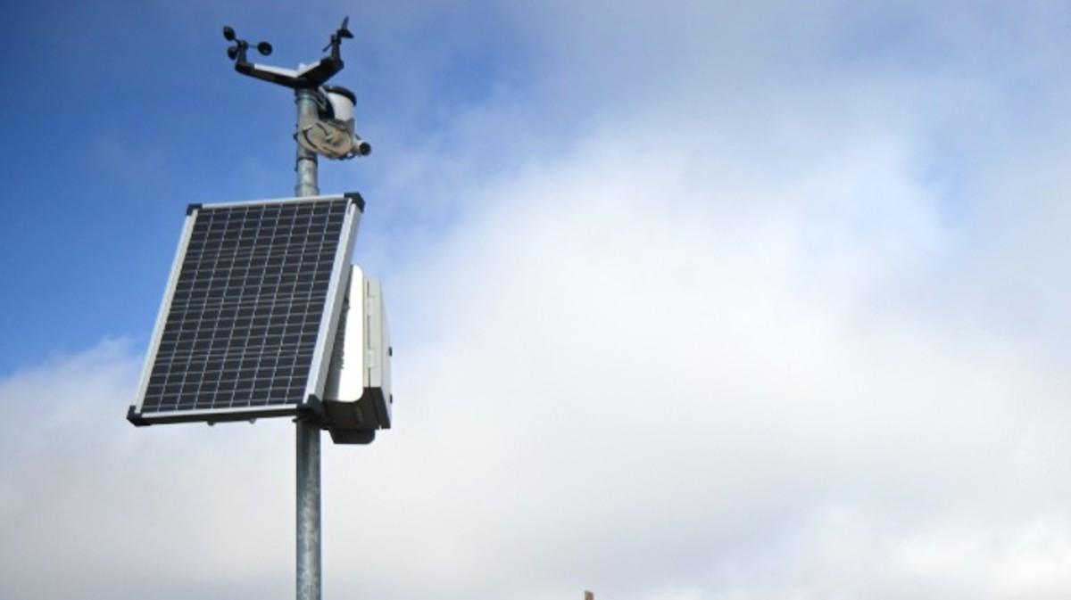 Estaciones meteorológicas y sensores de temperatura en calzada