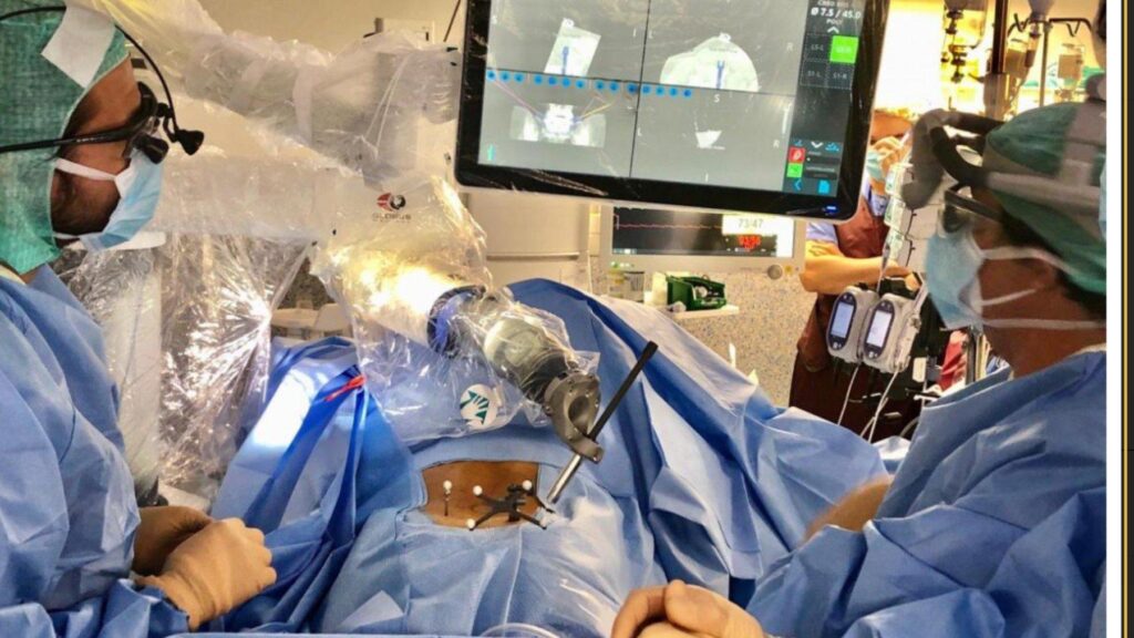 Première opération robotique de la scoliose en Espagne