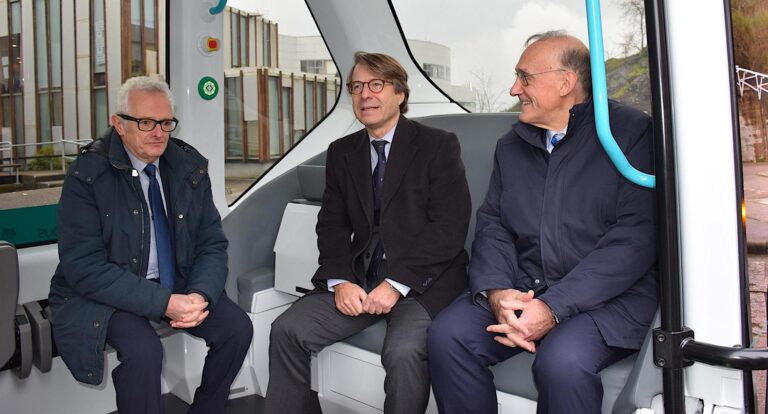 servicio de vehículo autónomo conectado en el campus de Vigo