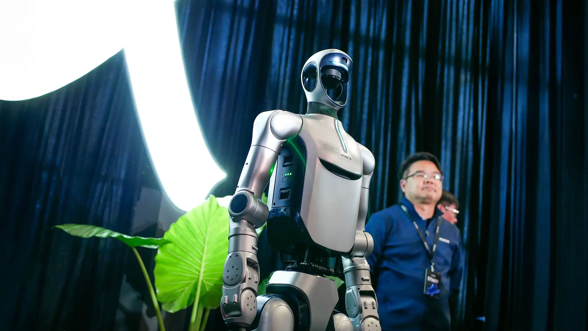 Robot humanoide de HONOR Robot humanoide de HONOR en entorno tecnológico