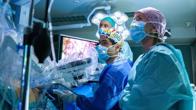 बार्सिलोना और कैनरी द्वीप समूह के बीच पहला रोबोटिक टेलीसर्जरी कार्यक्रम