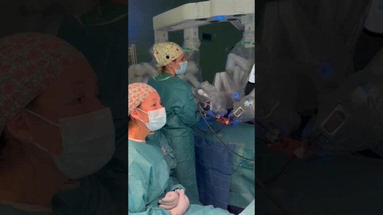 В Аликанте хирург, использующий роботизированную хирургию, оперирует самого маленького пациента.