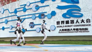 300 robots humanoides en una media maratón