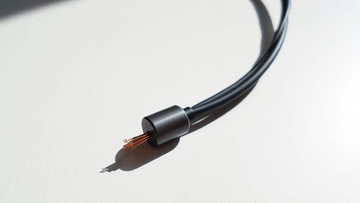 detalle de núcleo de ferrita en cable detalle de núcleo de ferrita en cable