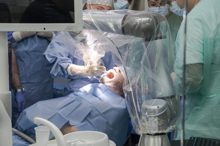 cirugía robótica de seis implantes en un paciente edéntulo