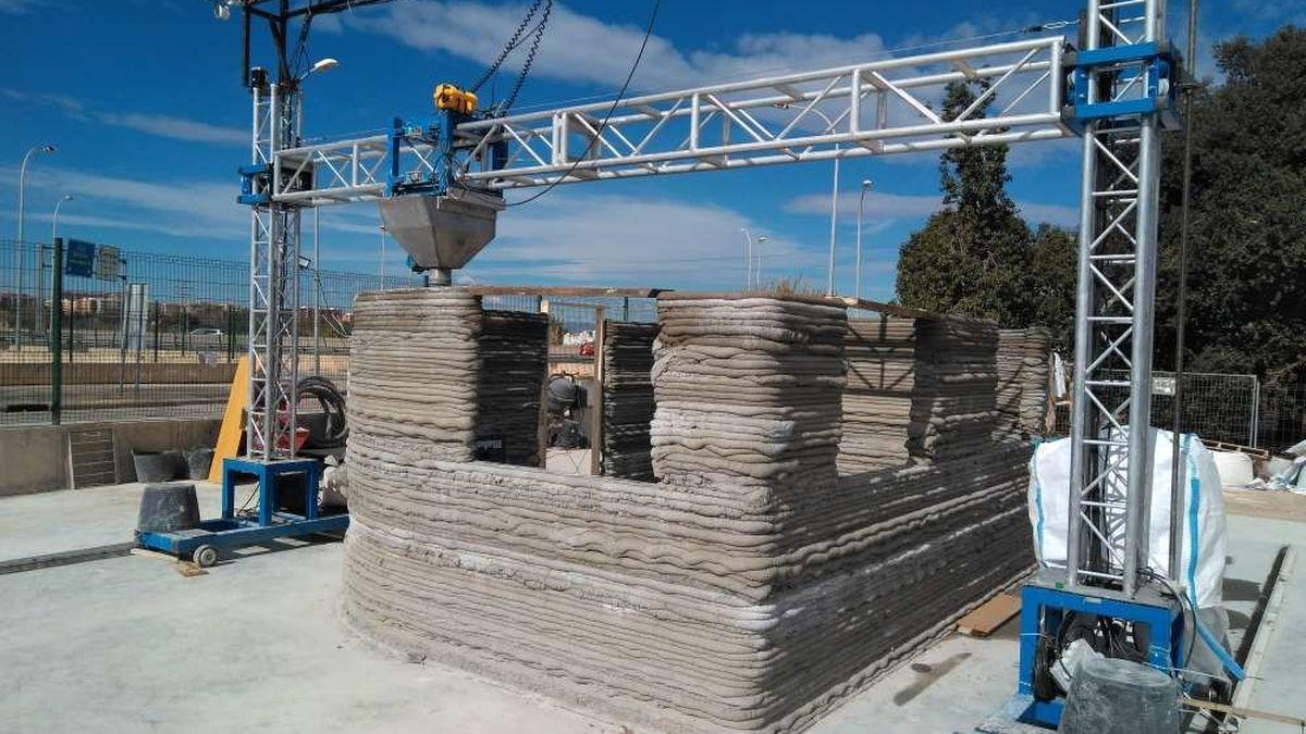 Casa impresa en 3D en fase de construcción Construcción de vivienda con tecnología de impresión 3D