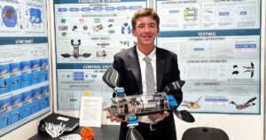 Tiene 15 años y construyó una tortuga robótica con IA que detecta contaminación bajo el agua con un 96% de precisión