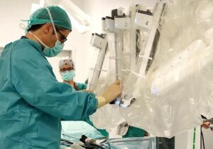 primera cirugía robótica en España a un bebé de tres meses con obstrucción renal