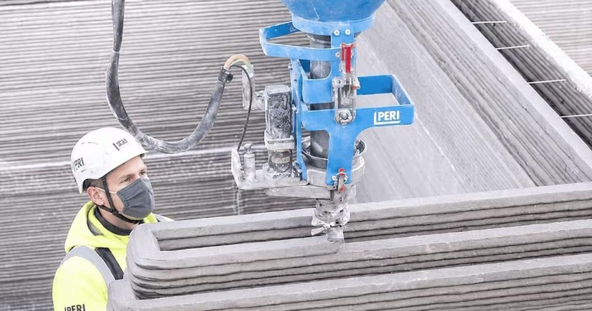 Control humano de la tecnología de construcción Operario supervisando impresora 3D