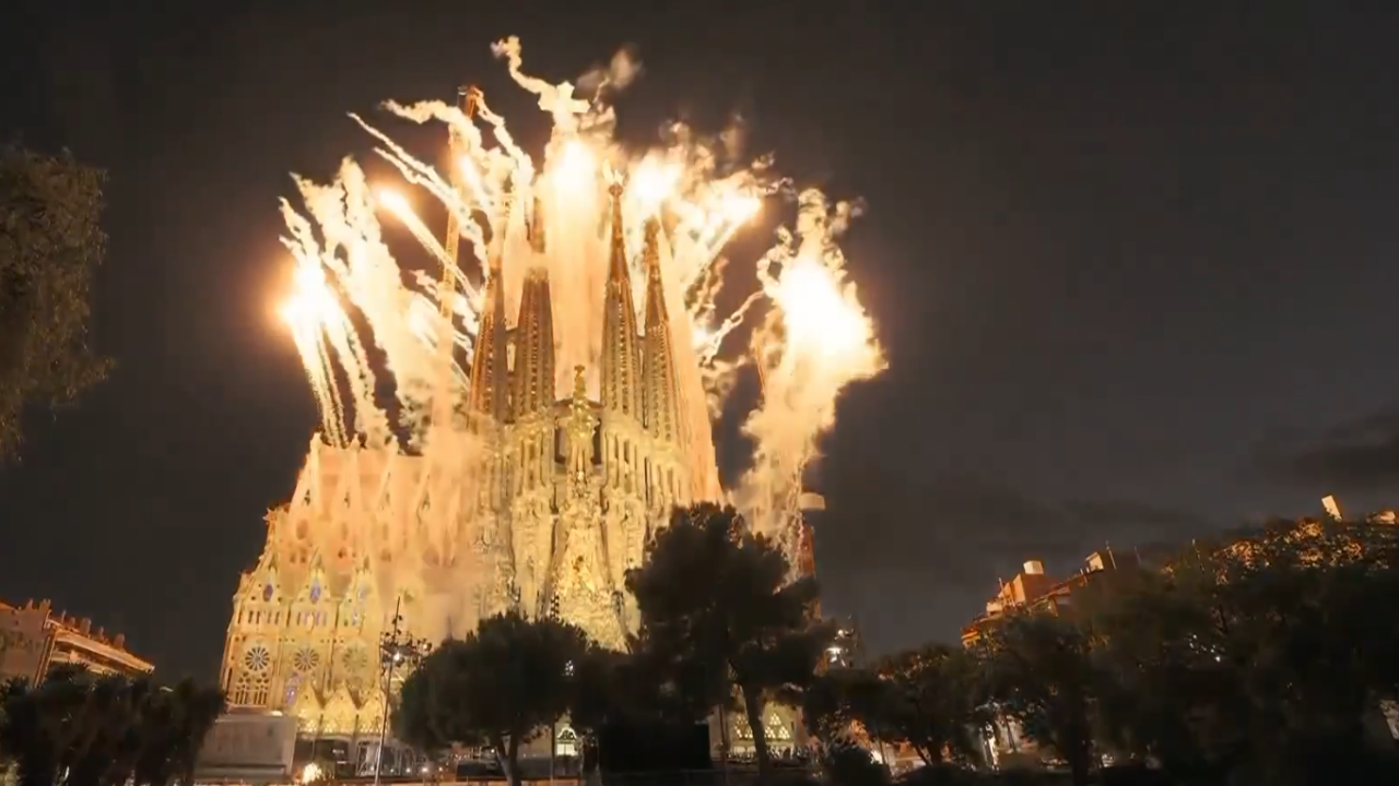 Ceremonia en la basĂlica PĂșblico y autoridades en la Sagrada FamĂlia