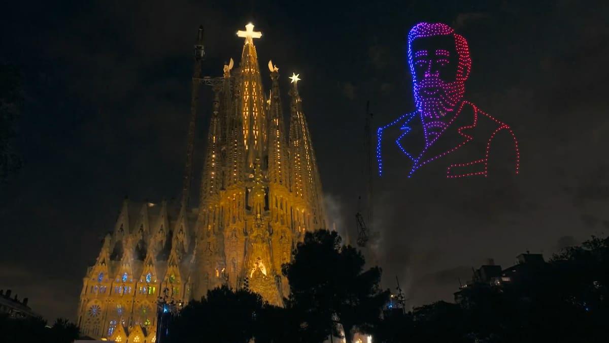 Nueva torre de la Sagrada FamĂlia Torre de Jesucristo iluminada