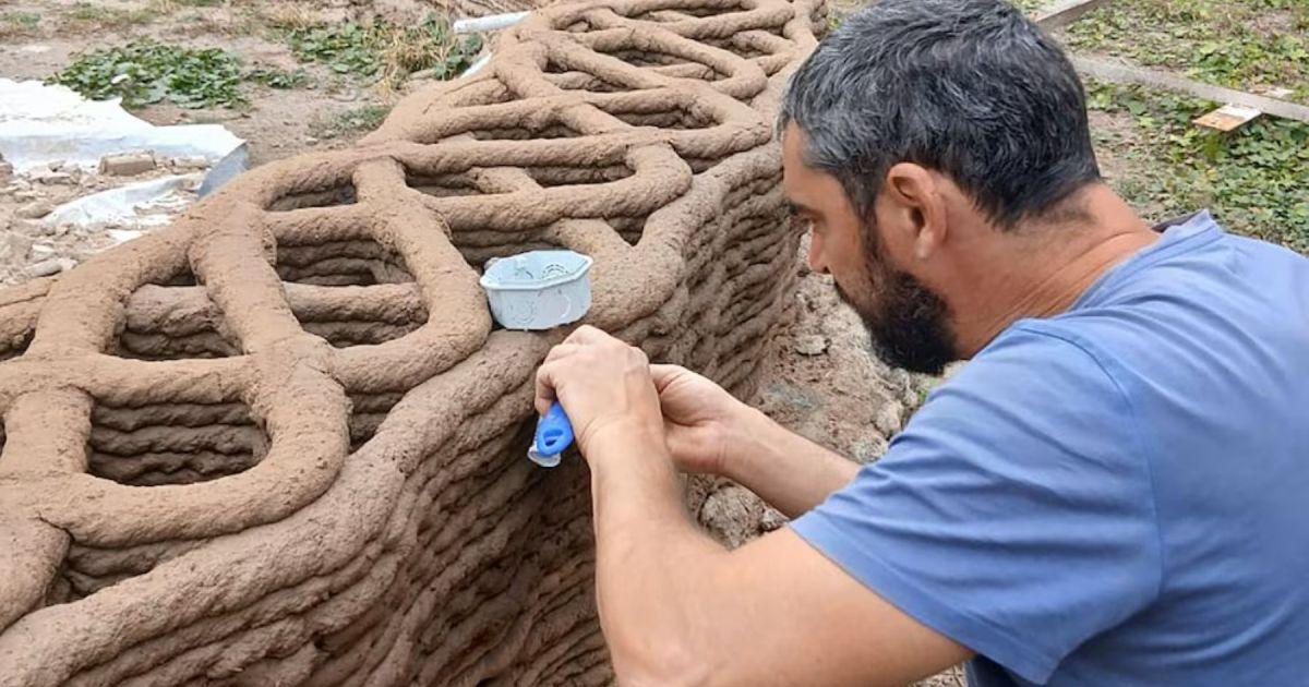 Precisión en la construcción con barro Detalle de capas de barro impresas en 3D
