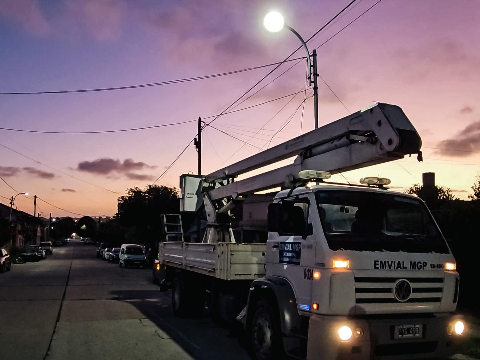 Iluminación LED y seguridad vial Calle iluminada con luces blancas LED