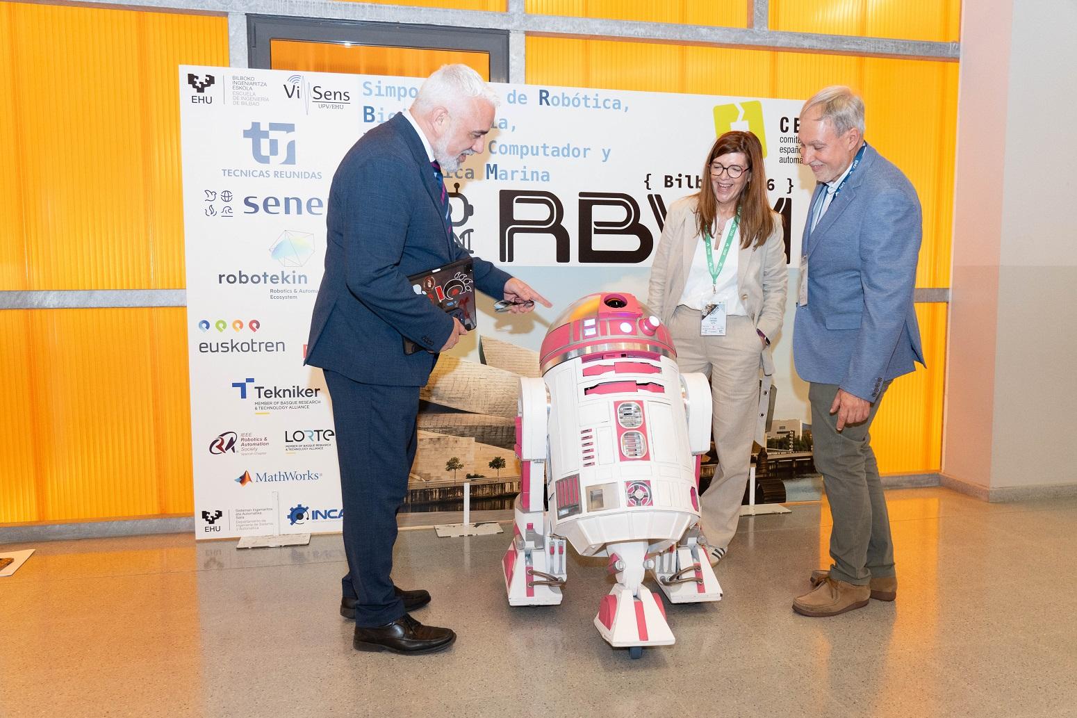 Proyecto solidario de robótica en la Escuela de Ingeniería Robot R2-KT para niños con cáncer en Bilbao