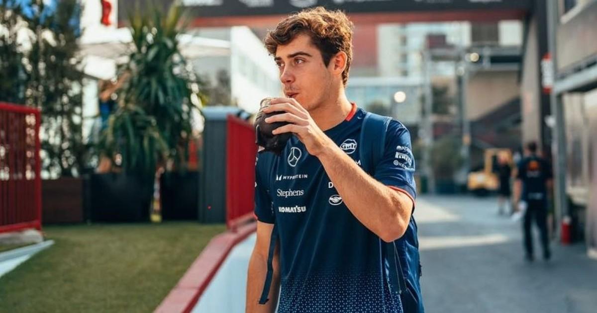 Simulador de F1 avanzado Piloto probando un simulador de FĂłrmula 1 de alta tecnologĂa
