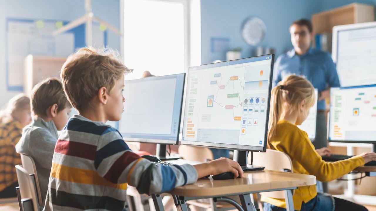 Regulación de la IA educativa TecnologÃa y libros en la escuela moderna