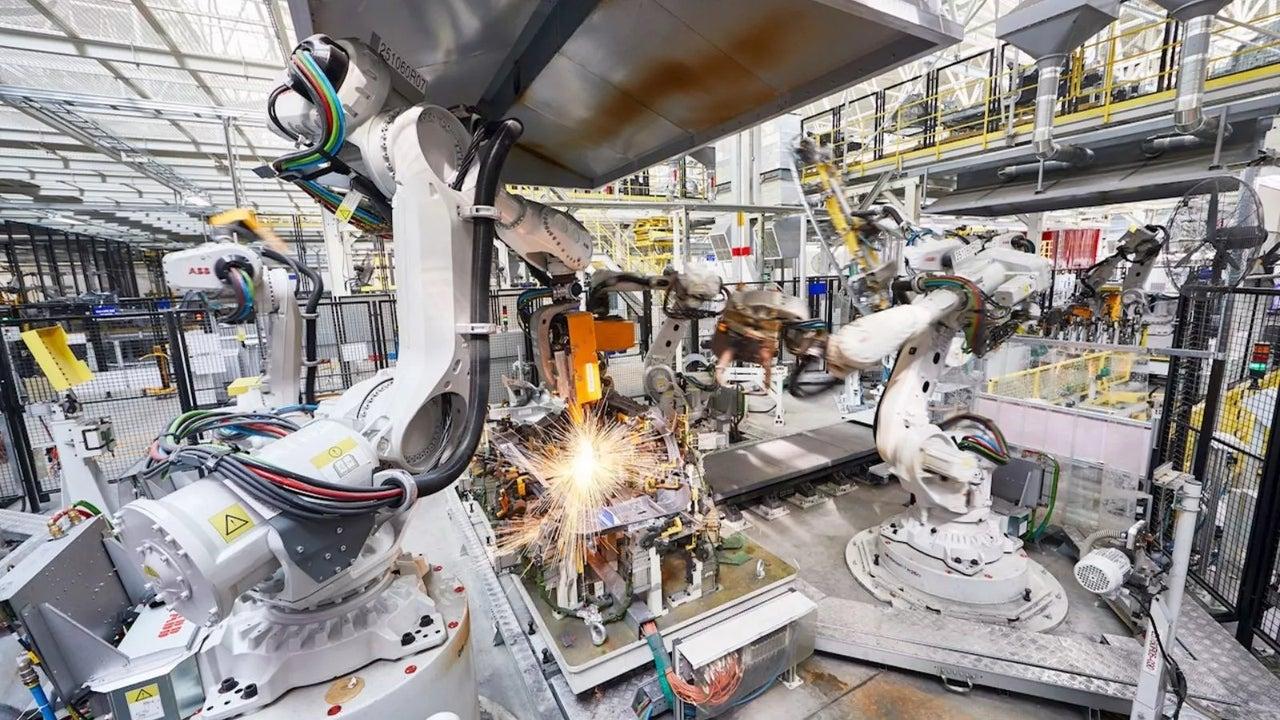 Ensamblaje robótico avanzado Robot humanoide ensamblando componentes