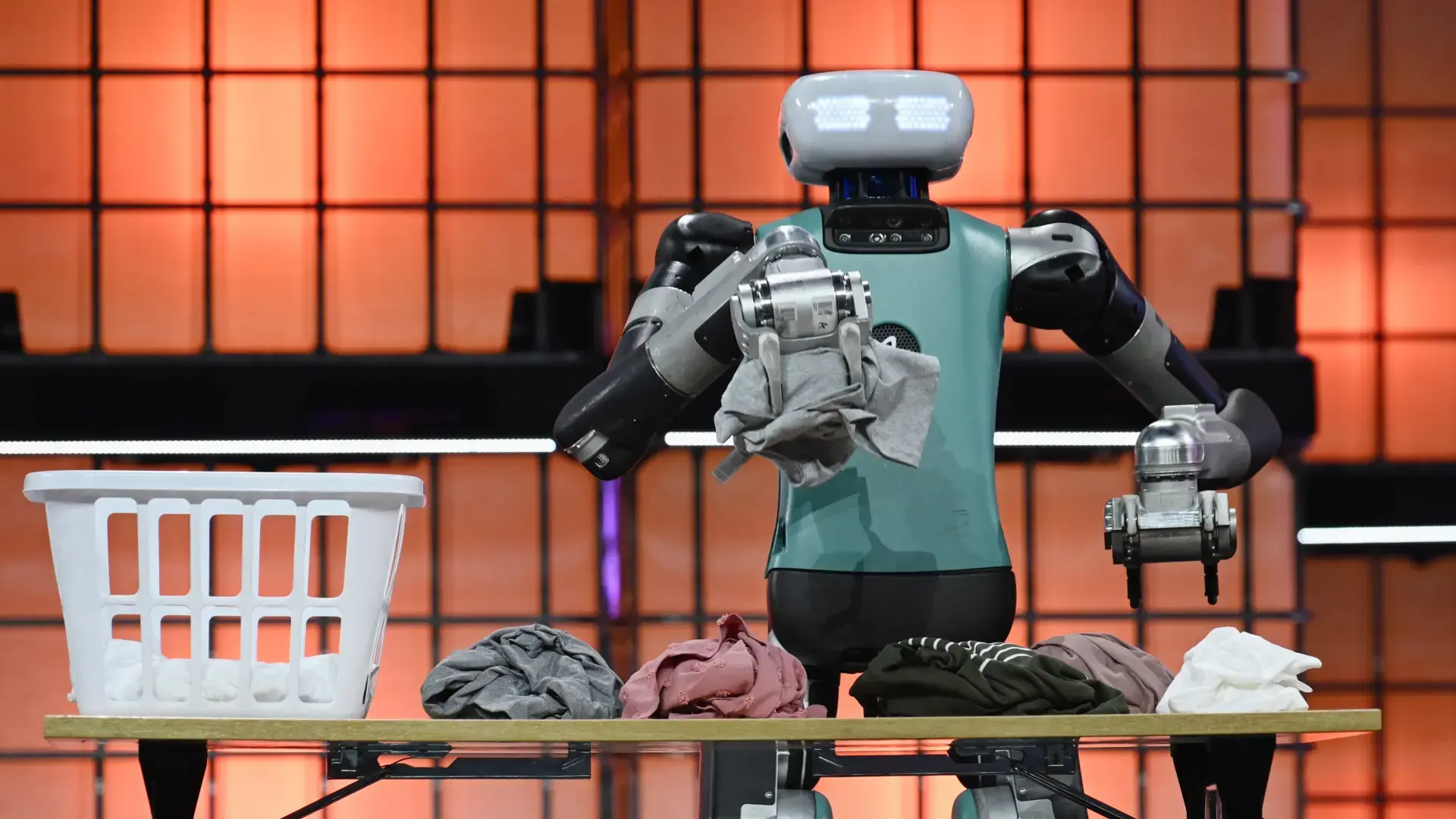 Fábrica inteligente del futuro Línea de producción automatizada con robots