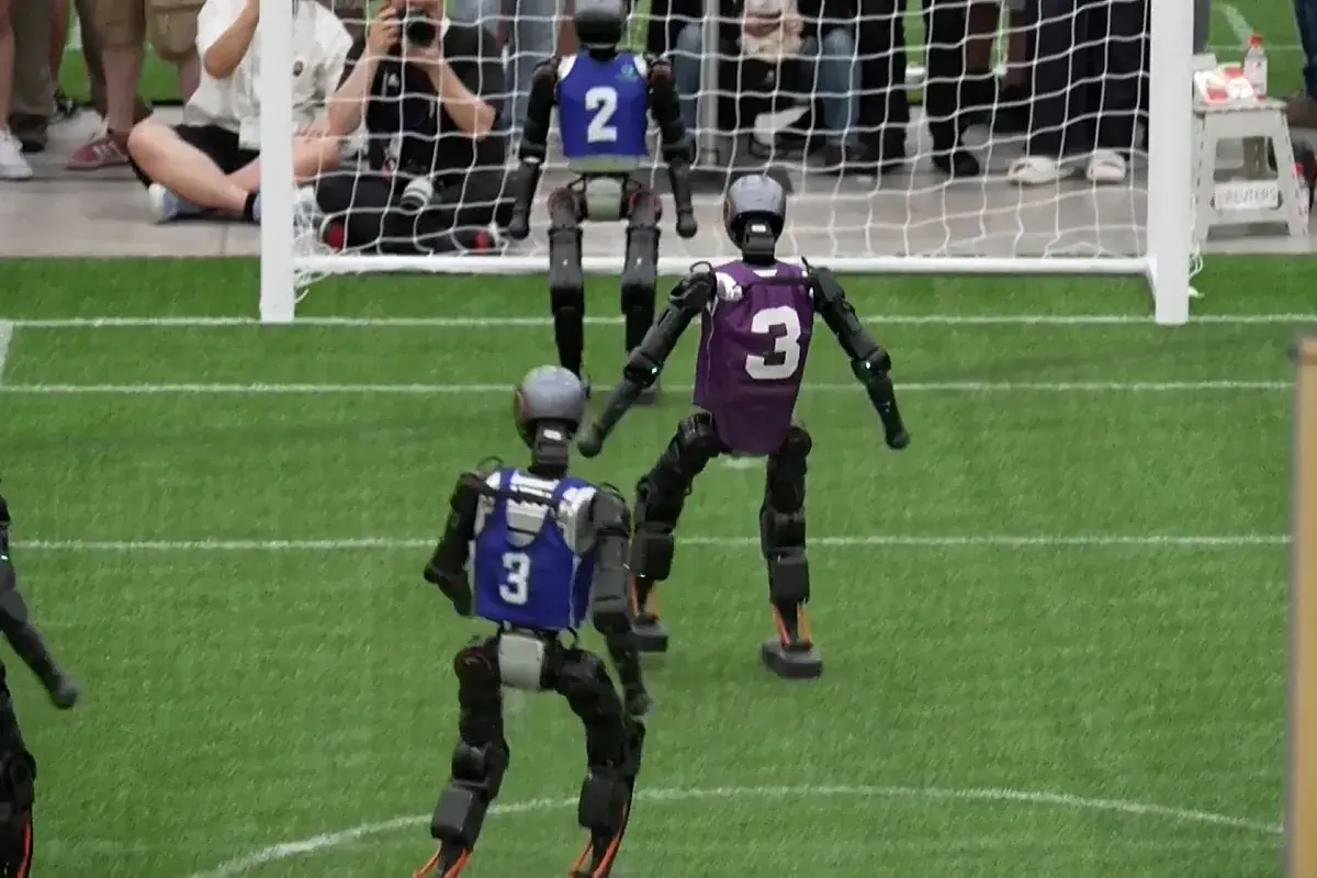 Competición de fútbol robótico RoboCup Robots humanoides compitiendo en el torneo de fútbol