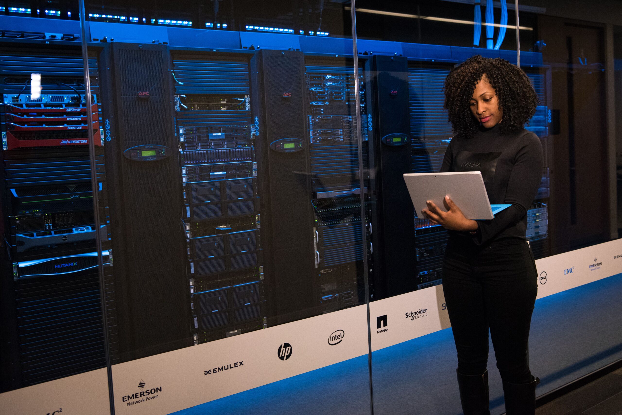 Infraestructura física de un centro de datos con racks de servidores, representando la arquitectura física donde se despliega el software. Infraestructura física de un centro de datos con racks de servidores, representando la arquitectura física donde se despliega el software.