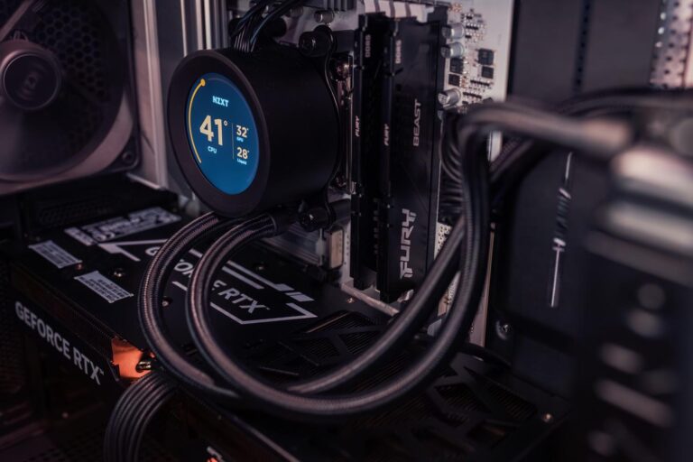 Interior de un PC gaming moderno con sistema de refrigeración avanzada y luces RGB