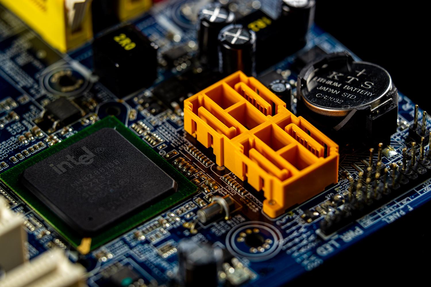 Primer plano detallado de un microprocesador instalado en la placa base de un ordenador Primer plano detallado de un microprocesador instalado en la placa base de un ordenador
