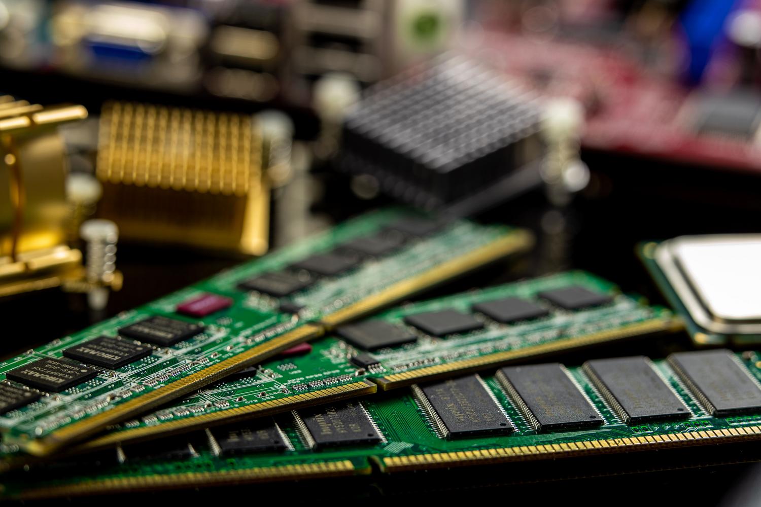 Detalle de módulos de memoria RAM instalados en la placa base de un equipo informático Detalle de módulos de memoria RAM instalados en la placa base de un equipo informático