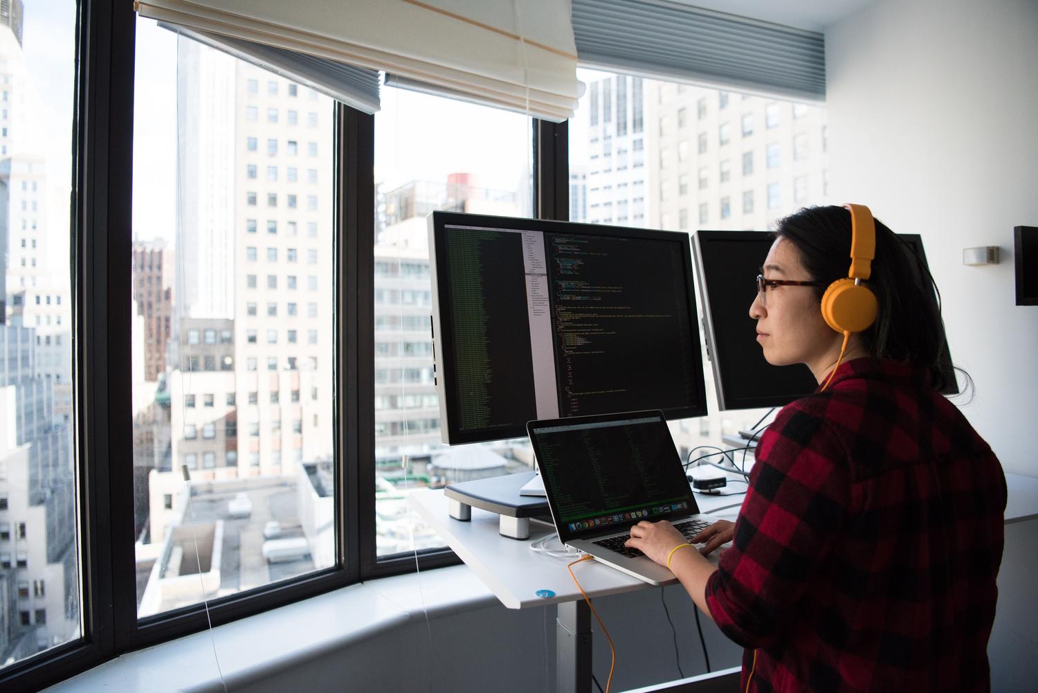 Programadora profesional trabajando en el desarrollo de aplicaciones utilizando el Subsistema de Windows para Linux Programadora profesional trabajando en el desarrollo de aplicaciones utilizando el Subsistema de Windows para Linux