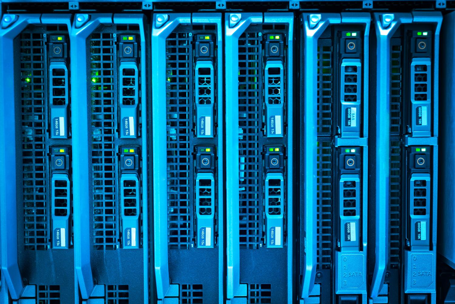 Racks de servidores iluminados que simbolizan la eficiencia y el aislamiento de las micro-VMs de WSL Racks de servidores iluminados que simbolizan la eficiencia y el aislamiento de las micro-VMs de WSL