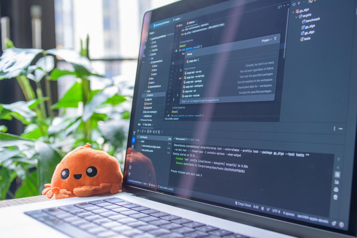 Entorno de desarrollo moderno con laptop mostrando editor de código para programar en Contenedores WSL Entorno de desarrollo moderno con laptop mostrando editor de código para programar en Contenedores WSL