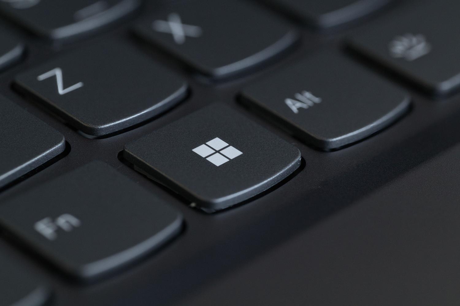 Primer plano de un teclado de computadora con la tecla Windows resaltada, ideal para ilustrar el atajo de teclado Win + Ctrl + Shift + B. Primer plano de un teclado de computadora con la tecla Windows resaltada, ideal para ilustrar el atajo de teclado Win + Ctrl + Shift + B.