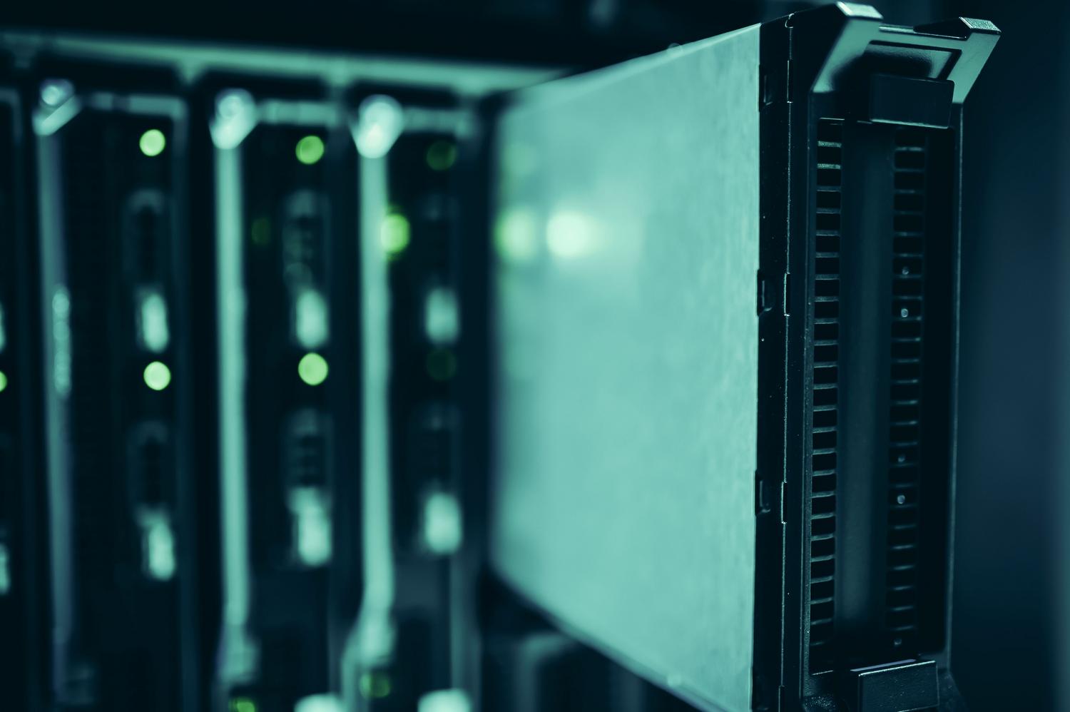 Racks de servidores en un centro de datos moderno, representando la infraestructura de computación de alto rendimiento y clusters de GPU. Racks de servidores en un centro de datos moderno, representando la infraestructura de computación de alto rendimiento y clusters de GPU.