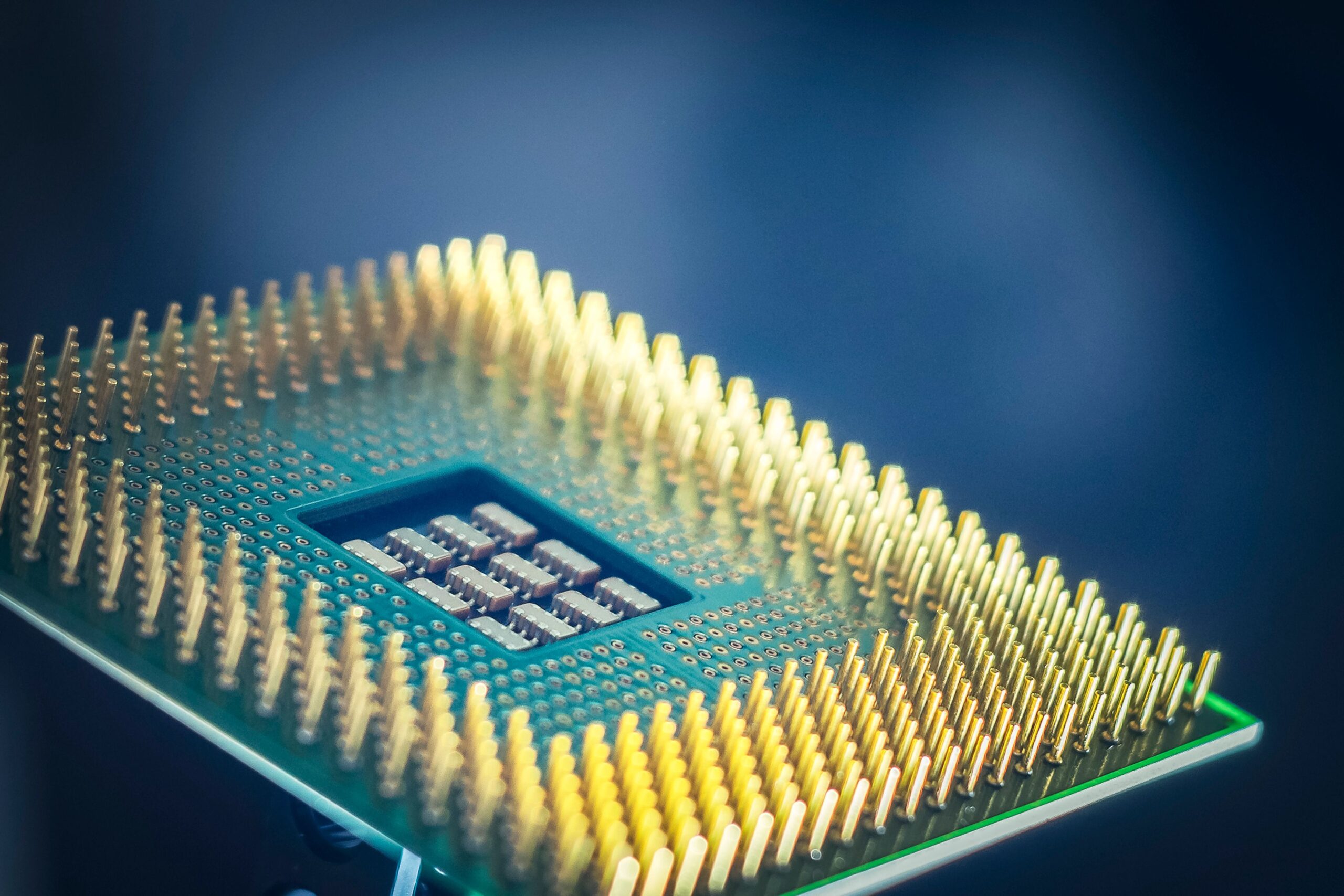 MacrofotografÃa de un procesador central (CPU) con pines dorados, ilustrando la potencia de cálculo del Rockchip RK3588. MacrofotografÃa de un procesador central (CPU) con pines dorados, ilustrando la potencia de cálculo del Rockchip RK3588.
