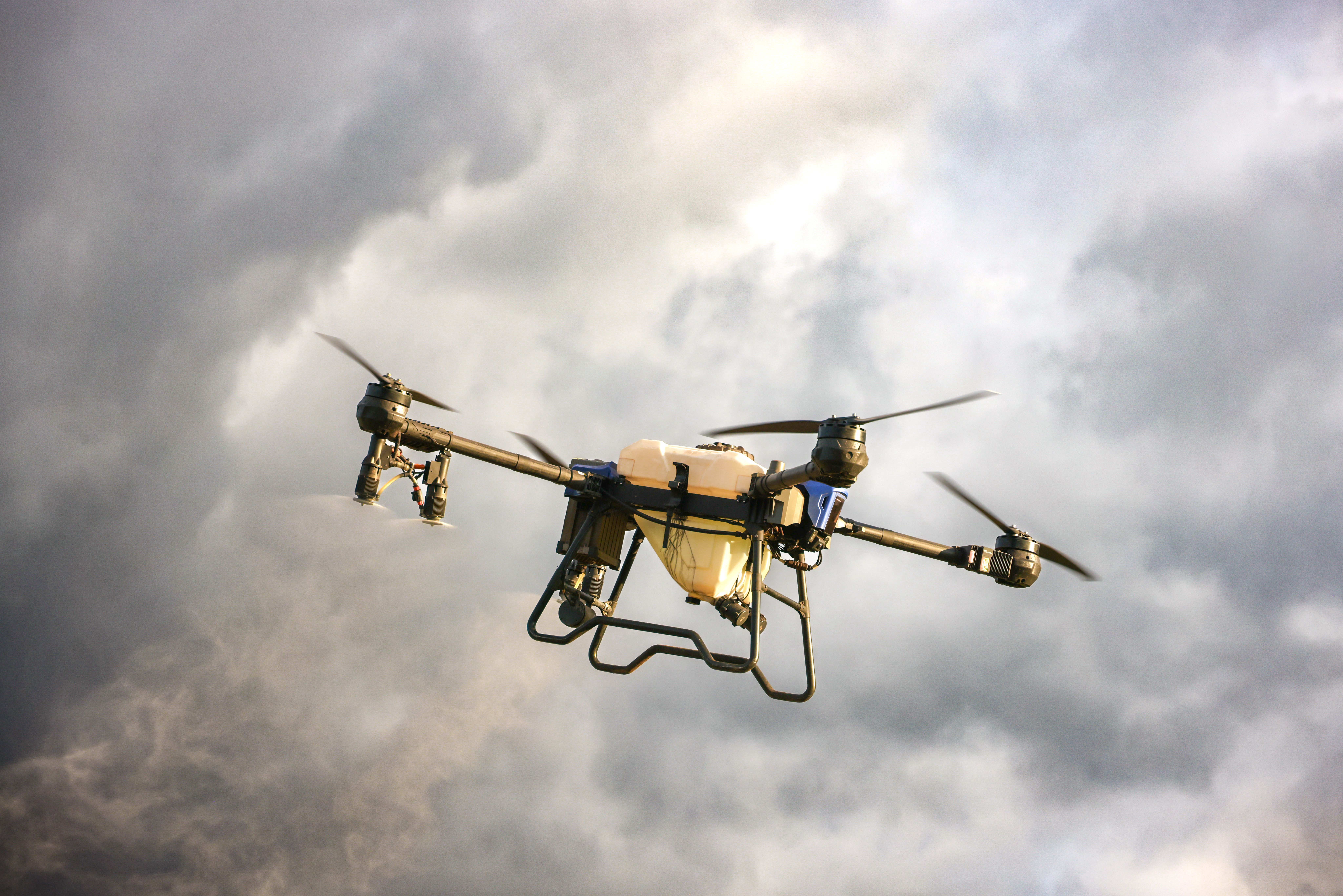 Dron industrial avanzado volando bajo un cielo nublado, ilustrando la capacidad de procesamiento para drones autónomos. Dron industrial avanzado volando bajo un cielo nublado, ilustrando la capacidad de procesamiento para drones autónomos.