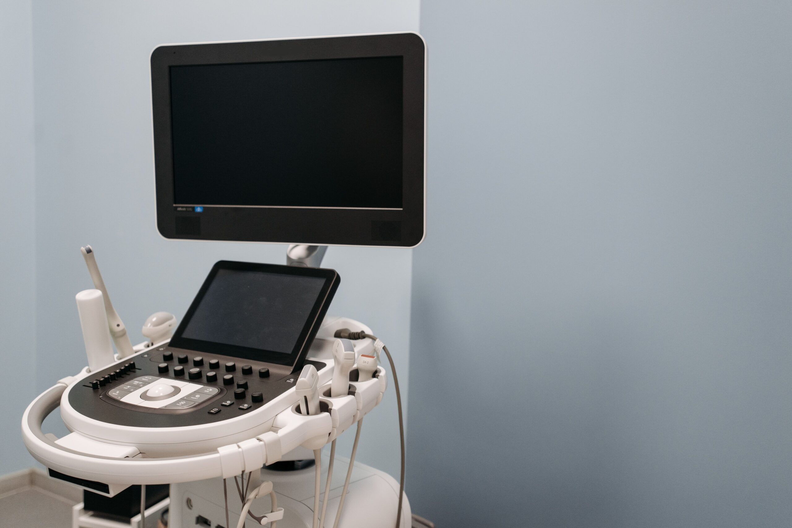 Equipo de ecografÃa de alta tecnologÃa en una clÃnica médica, representando el uso de módulos SMARC en diagnóstico médico. Equipo de ecografÃa de alta tecnologÃa en una clÃnica médica, representando el uso de módulos SMARC en diagnóstico médico.