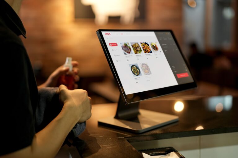 Sistema de punto de venta (POS) con monitor táctil en un restaurante moderno