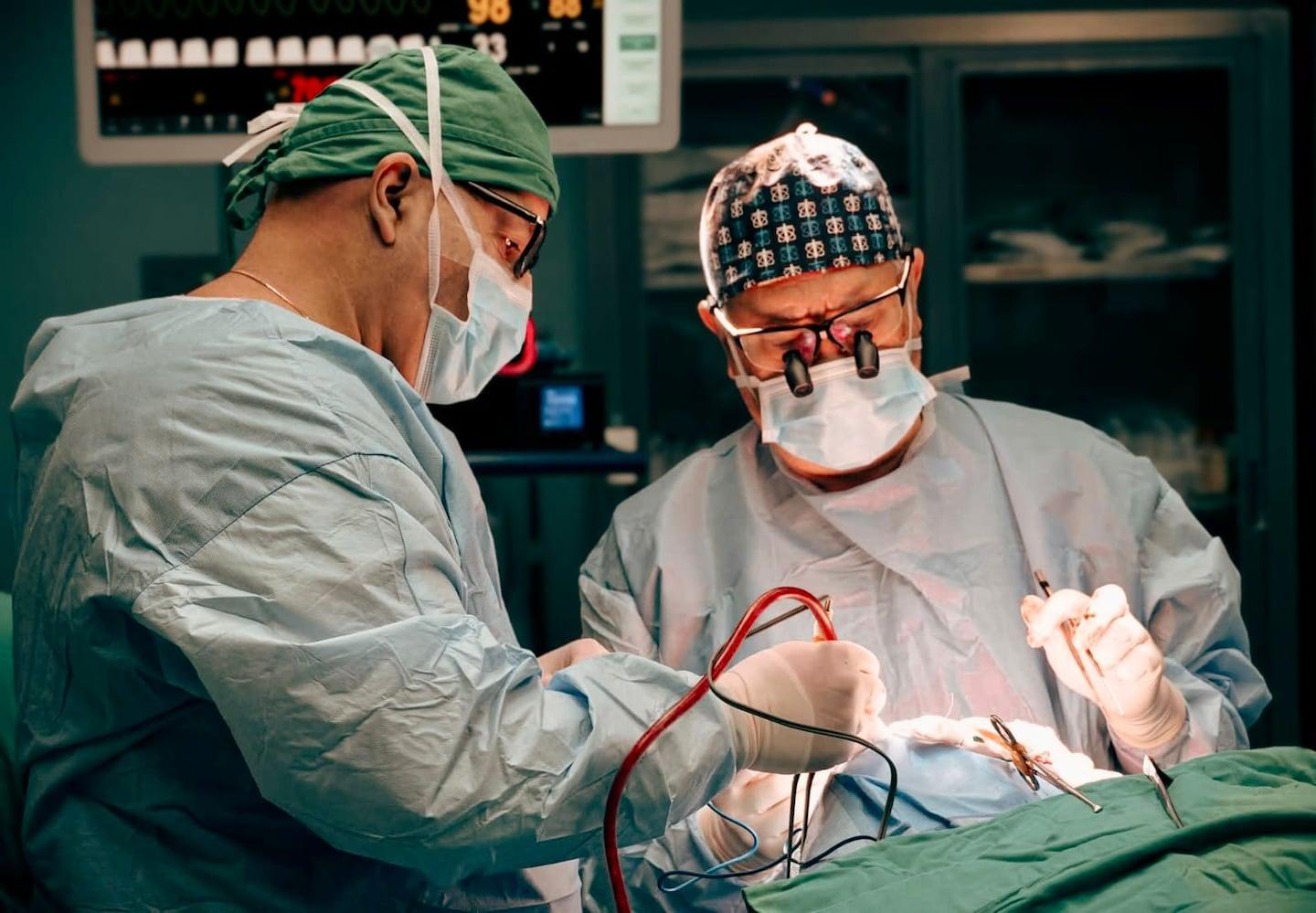 Prótesis craneal de PEEK lista para implantar