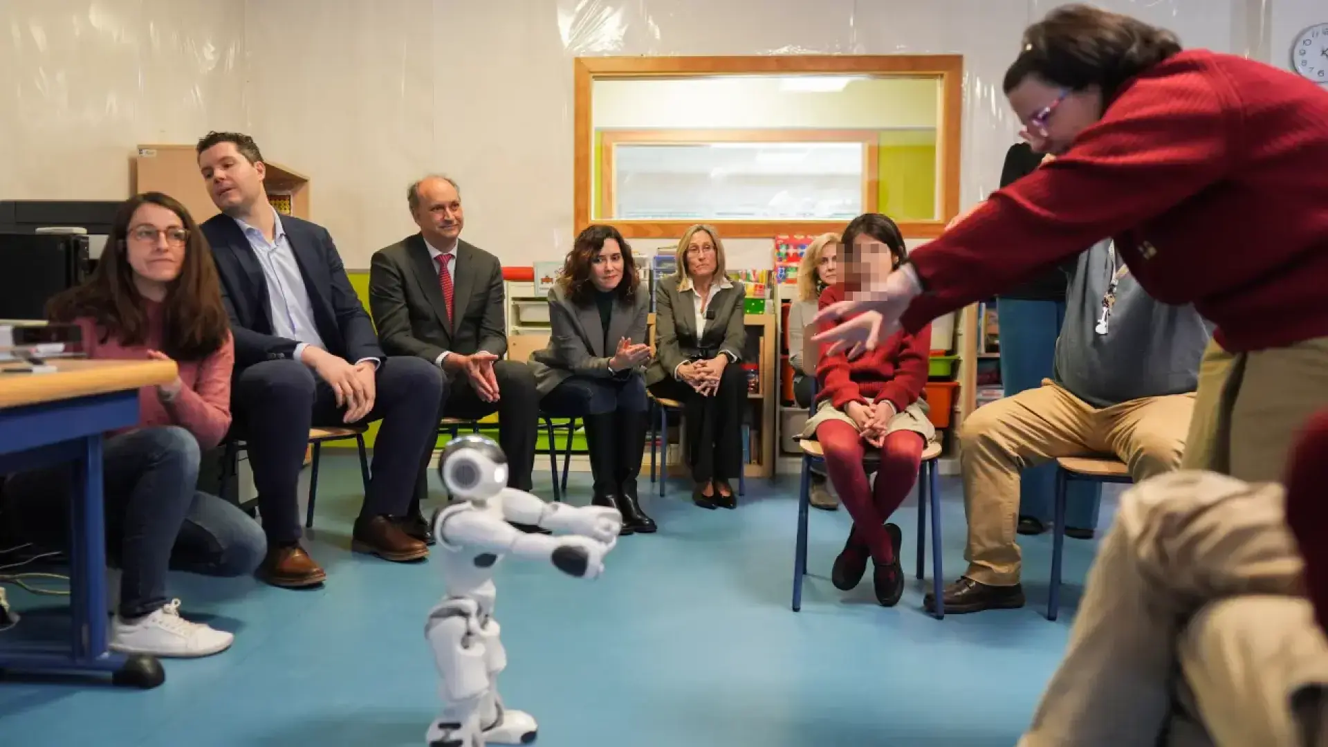 Robot humanoide en aula de educación especial Robot humanoide en aula de educación especial