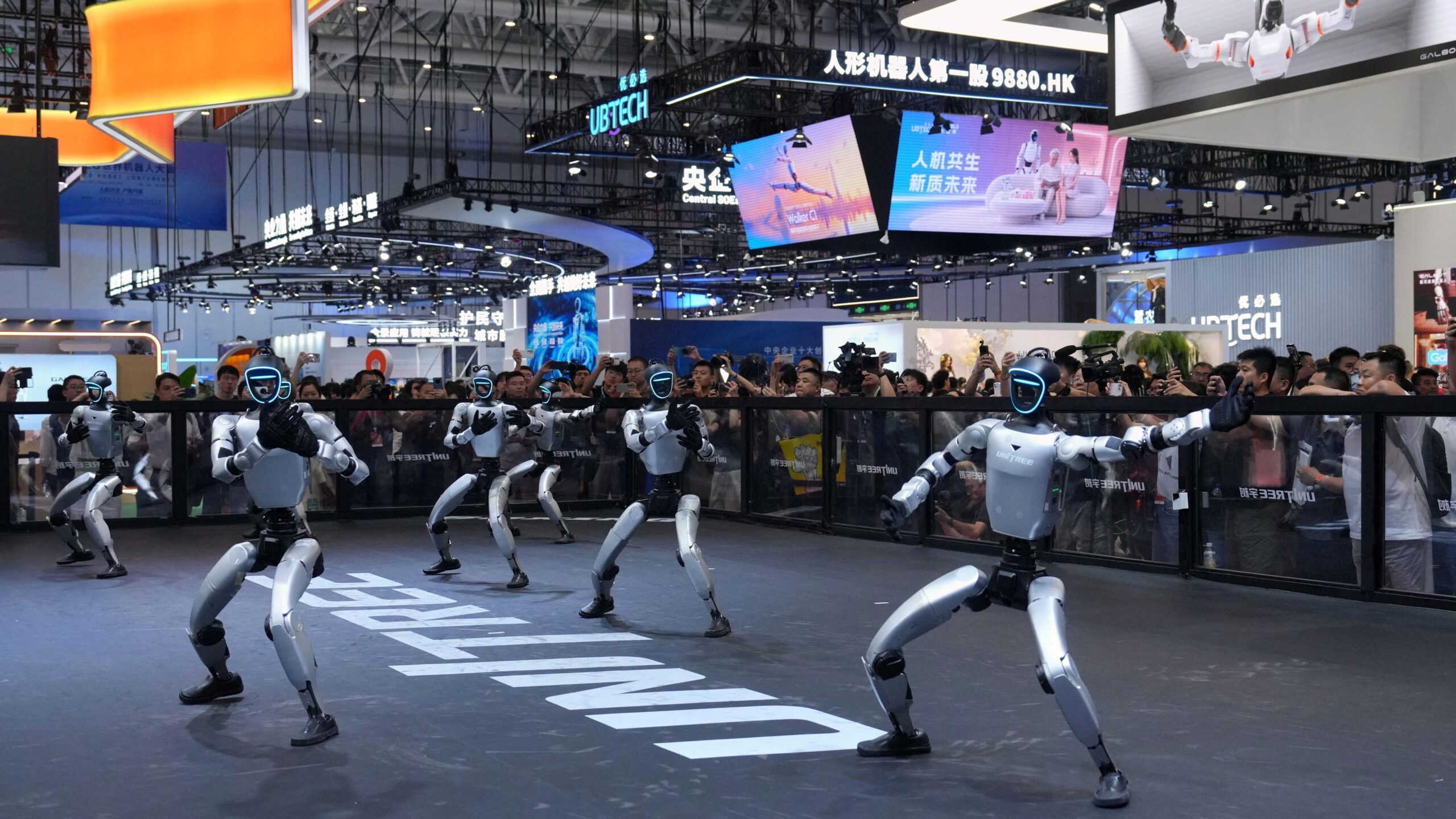 Robots humanoides chinos en competición Robots humanoides chinos en competición