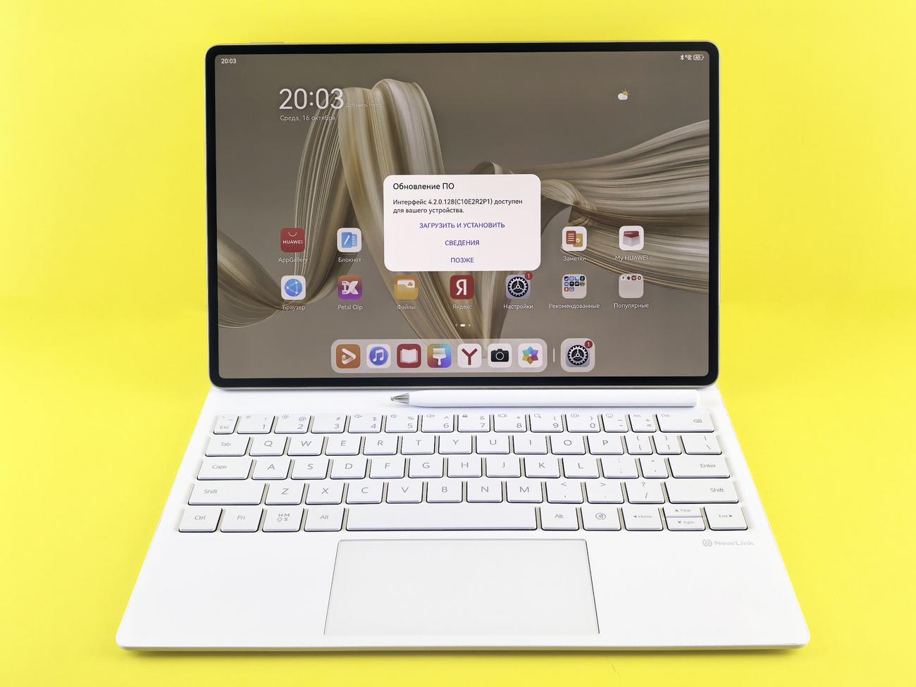 Tablet PC moderno con teclado y lápiz óptico sobre fondo amarillo vibrante Tablet PC moderno con teclado y lápiz óptico sobre fondo amarillo vibrante