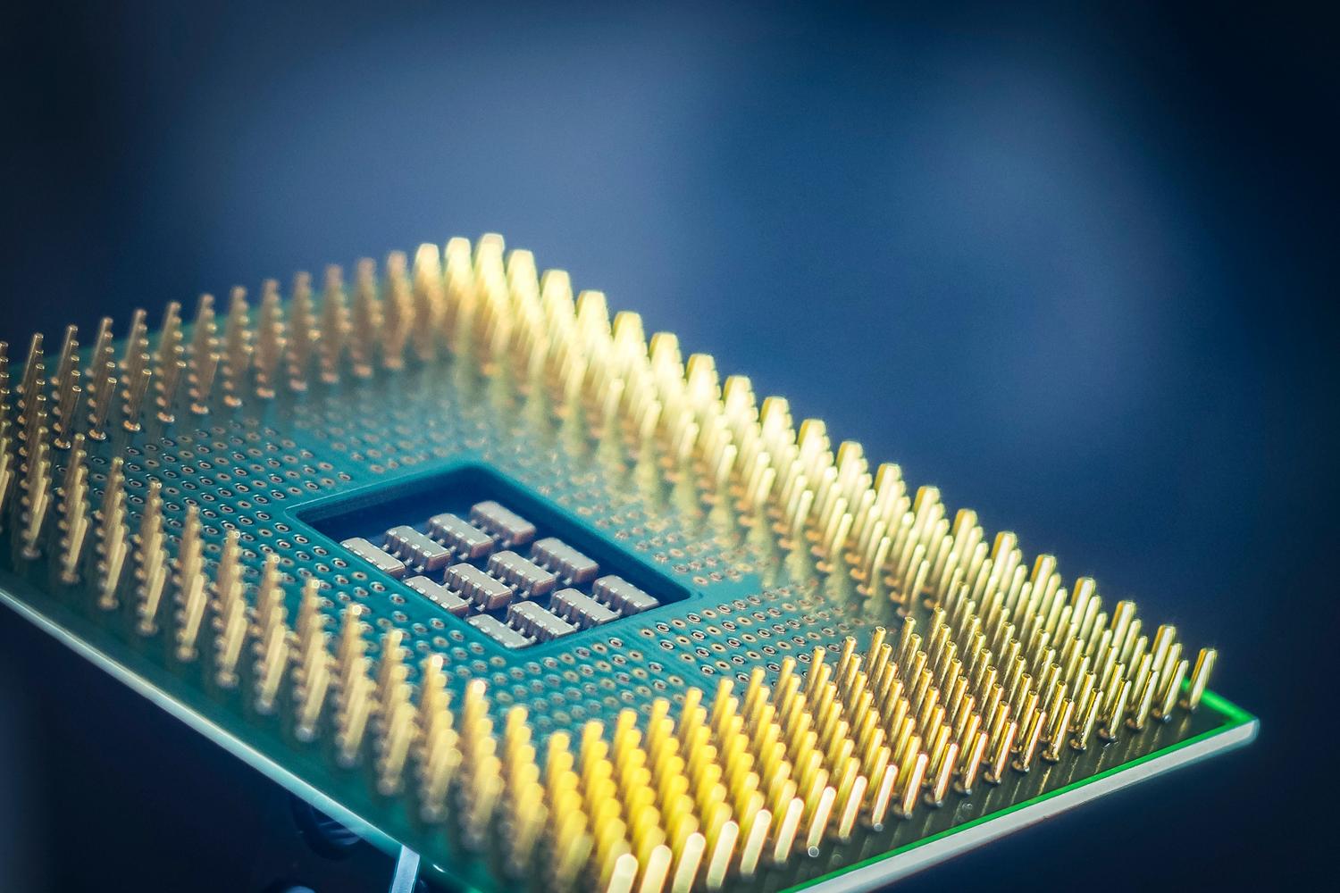 Vista macro de un procesador de computadora, representando el núcleo tecnológico de las plataformas de computación. Vista macro de un procesador de computadora, representando el núcleo tecnológico de las plataformas de computación.