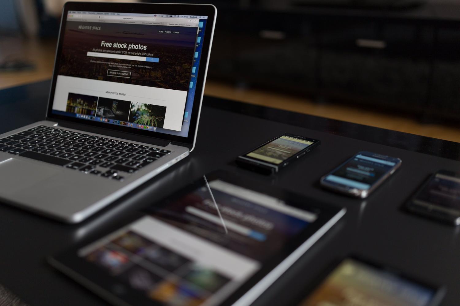 Espacio de trabajo tecnológico con laptop y dispositivos móviles, reflejando el nuevo ecosistema de computación personal. Espacio de trabajo tecnológico con laptop y dispositivos móviles, reflejando el nuevo ecosistema de computación personal.