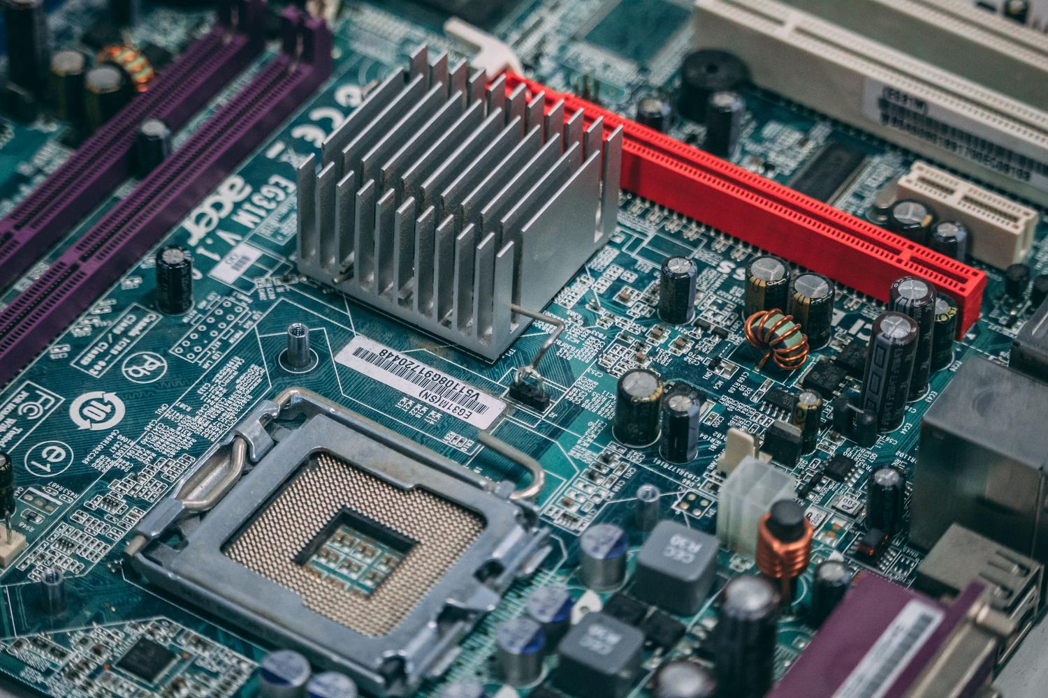 Placa base moderna con componentes electrónicos, ilustrando la arquitectura x86 de Intel y AMD. Placa base moderna con componentes electrónicos, ilustrando la arquitectura x86 de Intel y AMD.