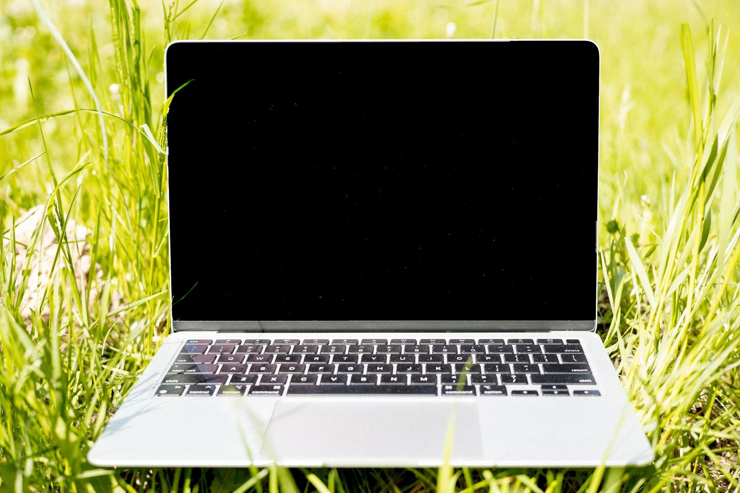 Laptop en el césped bajo la luz del sol, representando la autonomÃa y movilidad de los chips Qualcomm ARM. Laptop en el césped bajo la luz del sol, representando la autonomÃa y movilidad de los chips Qualcomm ARM.