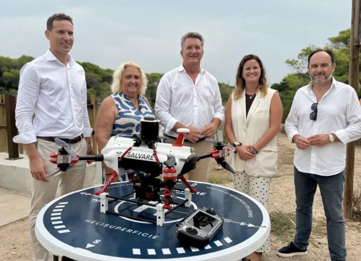 Dron sobrevolando aguas para análisis Sistema de drones con cámaras hiperespectrales