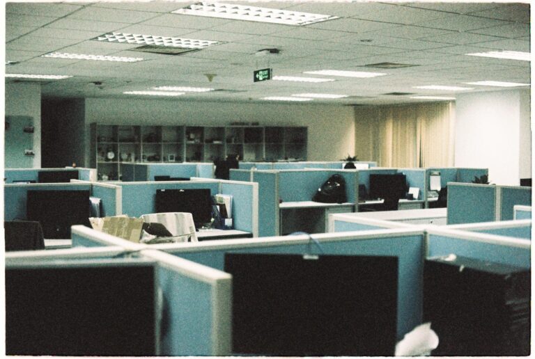 Oficina moderna con puestos de trabajo vacíos, simbolizando la falta de profesionales tecnológicos y las vacantes no cubiertas.
